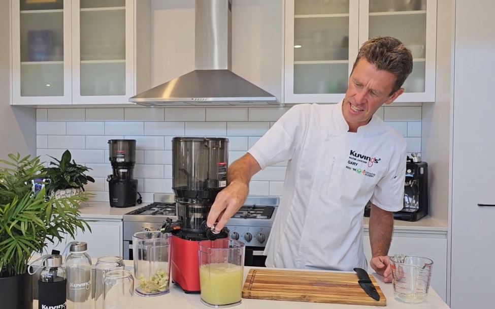 Pha chế hỗn hợp nước ép chanh với Đầu bếp Gary Dowse